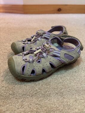 Khombu Light Gray and Lavender Kids Closed-Toe Sandals